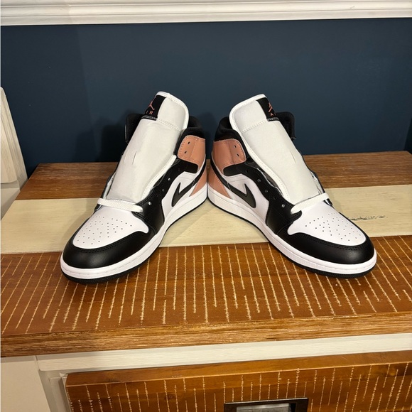 NEW!! Air Jordan 1 Mid, White/Black Rust Pink Sneakers, Men’s size 9 - Picture 5 of 8